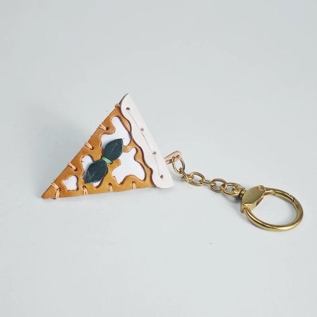 Handmade Leather Pizza Slice Keychain – Cute Food Bag Charm